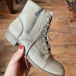 tan combat boot